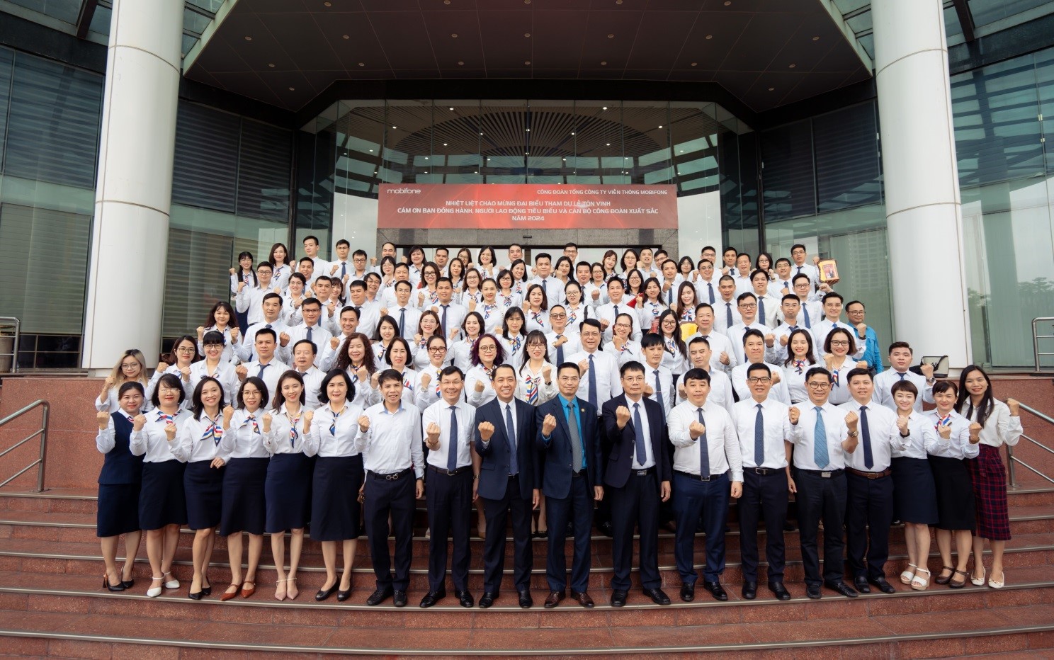 CÔNG ĐOÀN MOBIFONE TỔ CHỨC LỄ TÔN VINH CẢM ƠN BẠN ĐỒNG HÀNH, NGƯỜI LAO ĐỘNG TIÊU BIỂU VÀ CÁN BỘ CÔNG ĐOÀN XUẤT SẮC NĂM 2024
