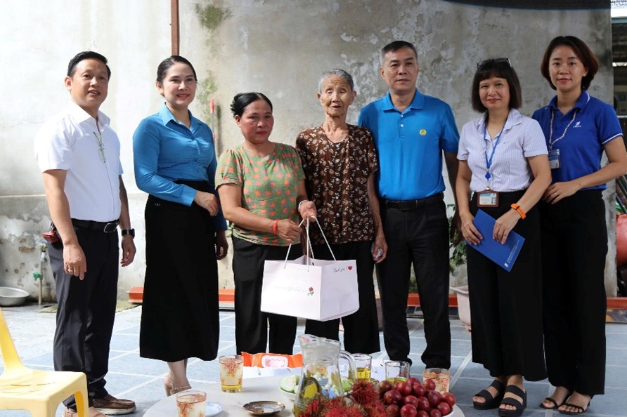 Công đoàn Khoa học và Công nghệ Việt Nam thăm hỏi,  tặng quà nhân Tháng hành động vì trẻ em và  Ngày Gia đình Việt Nam năm 2025